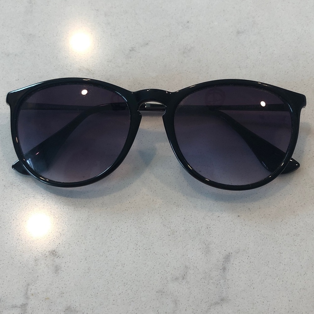 Stylish Black Gradient Sunglasses - image 2